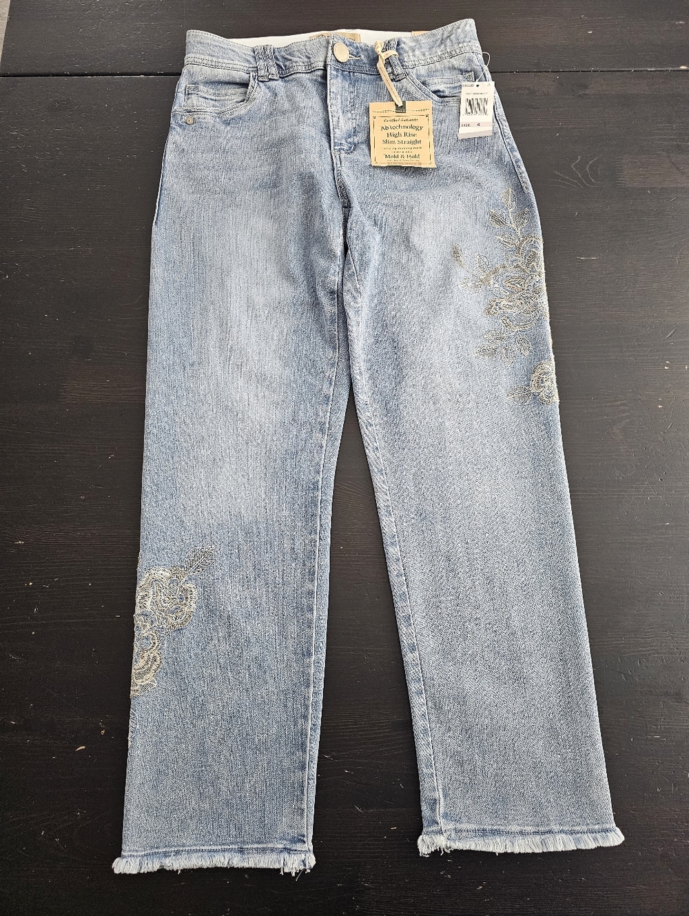 Democracy Light Blue Cropped Jeans with Embroidered Floral Detail. Size 6. - Picture 3 of 10